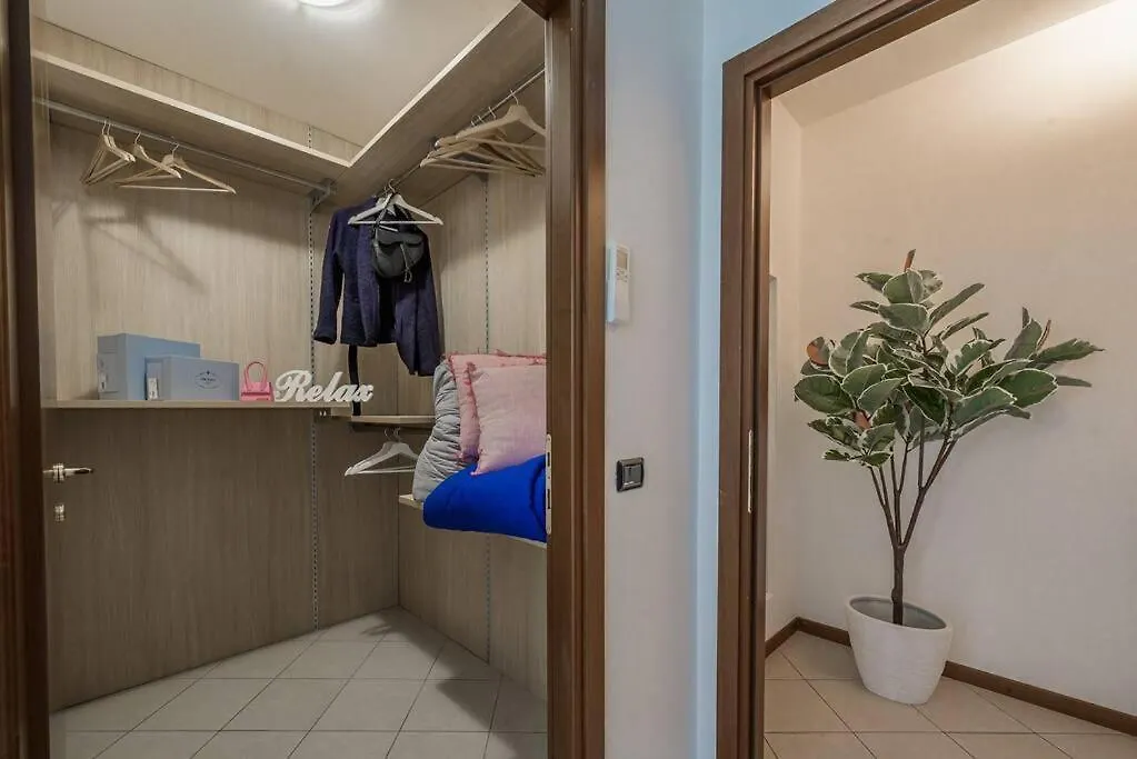 Apartament Near Duomo - Free Parking -Terrace - Metro - Ac Mediolan 0*,  Włochy